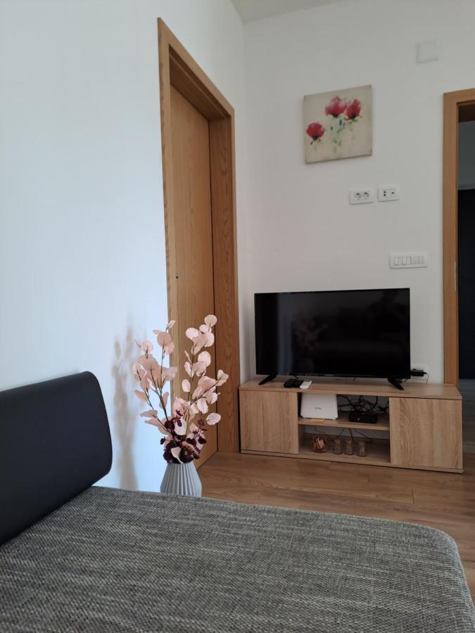 Yulia Apartman Pula Exterior photo